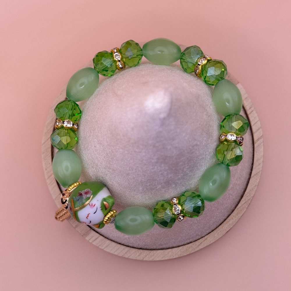 ♥️ Charming Green Cat Eye Glass Beaded Bracelet with Gold Accents